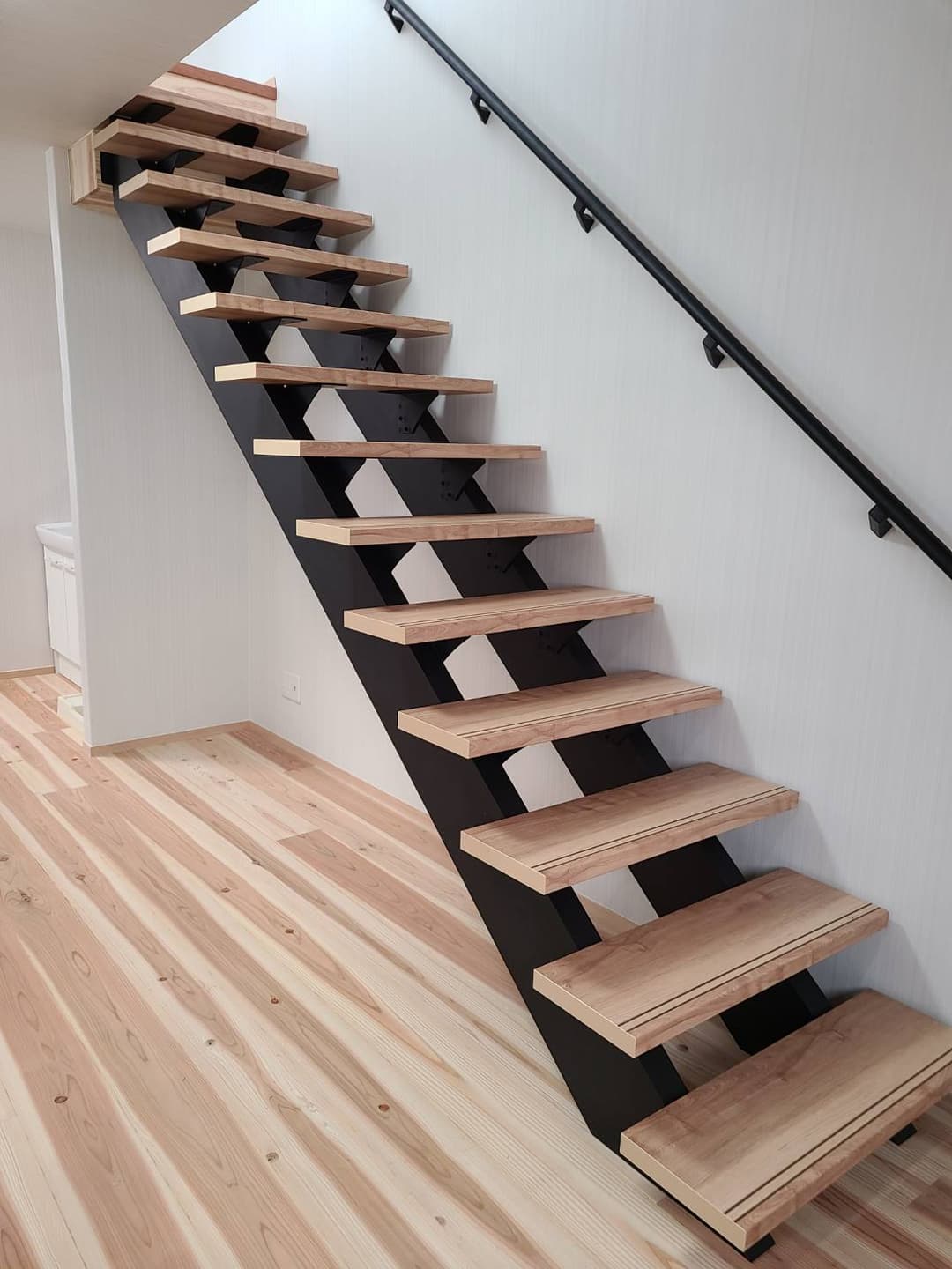 古い階段から新しい階段へリフォーム after